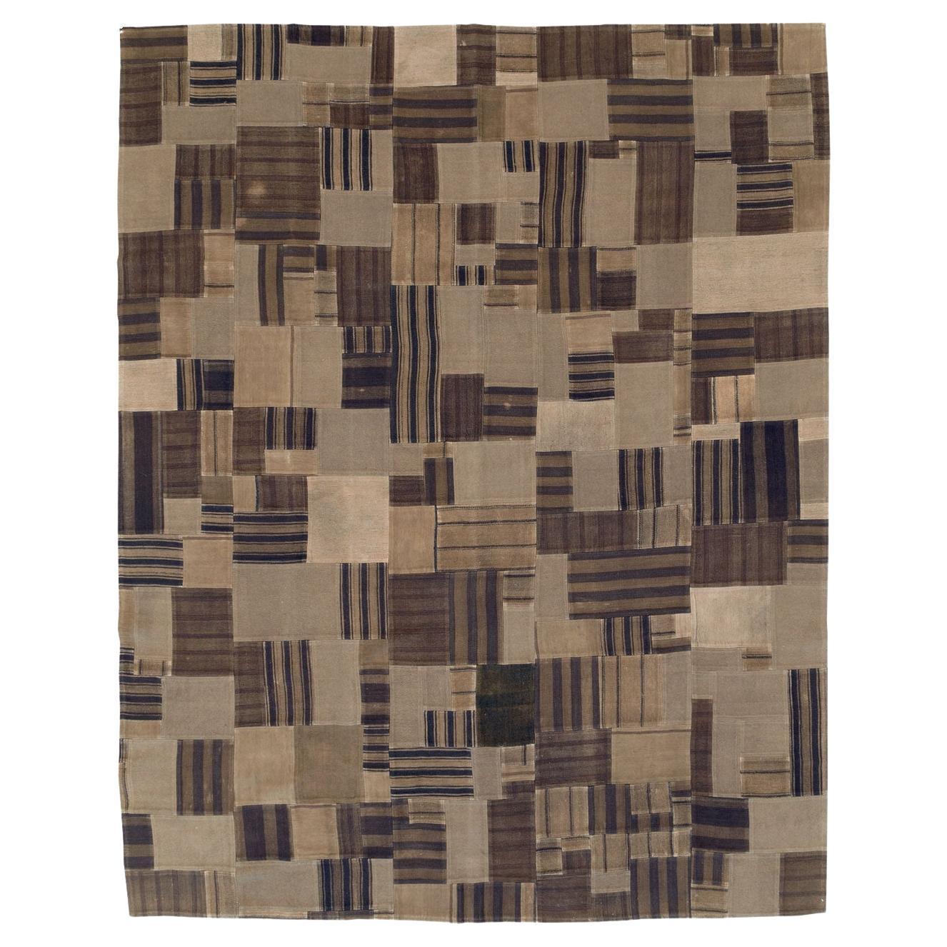 Tappeto Kilim turco a trama piatta della metà del 20° secolo, di dimensioni pari a una stanza in vendita