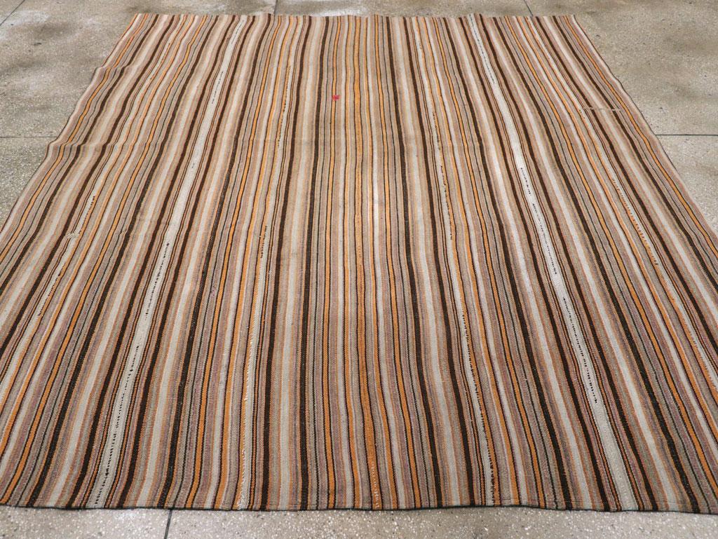 Questo tappeto turco a trama piatta della metà del XX secolo, Rug & Kilim, misura 8' 0