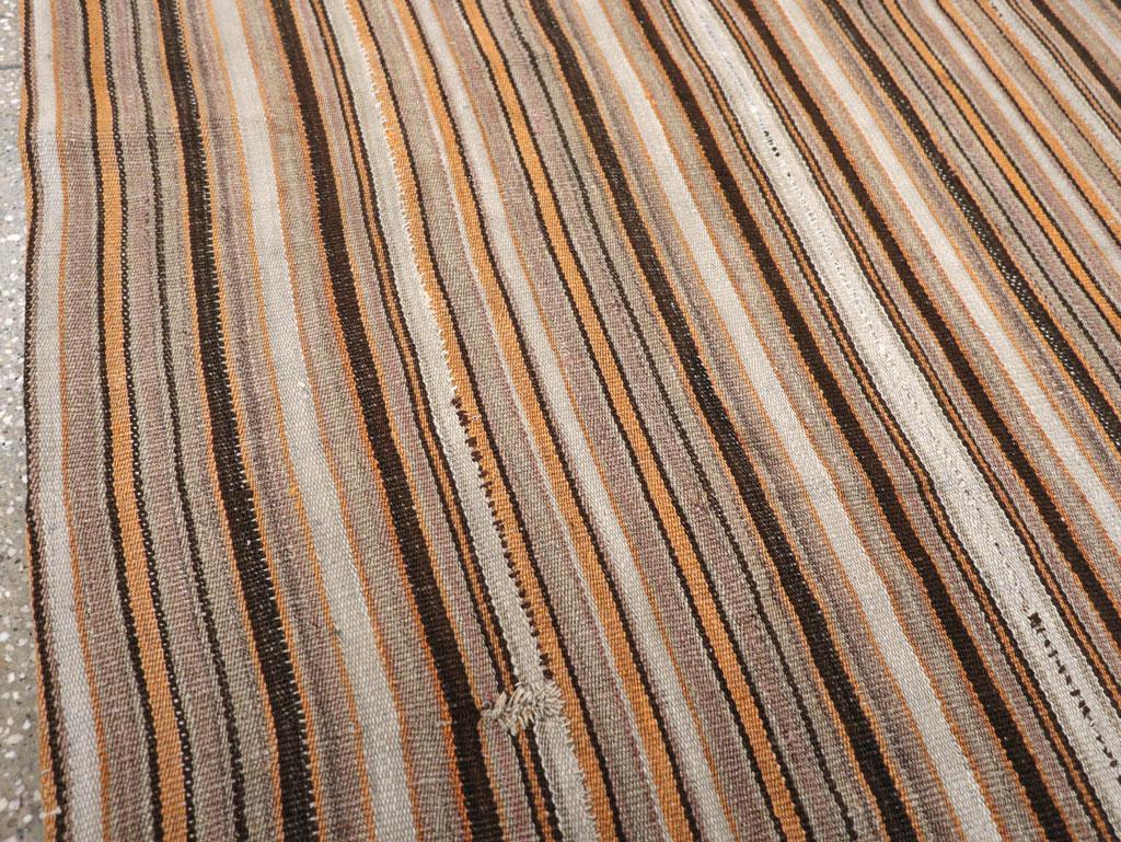 Turco Tappeto turco a trama piatta Kilim quadrato della metà del 20° secolo, formato ROOMS in vendita