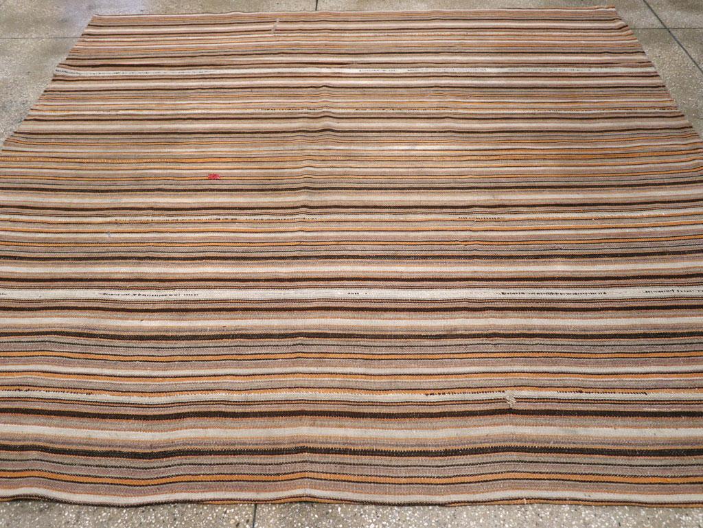 Tessuto a mano Tappeto turco a trama piatta Kilim quadrato della metà del 20° secolo, formato ROOMS in vendita