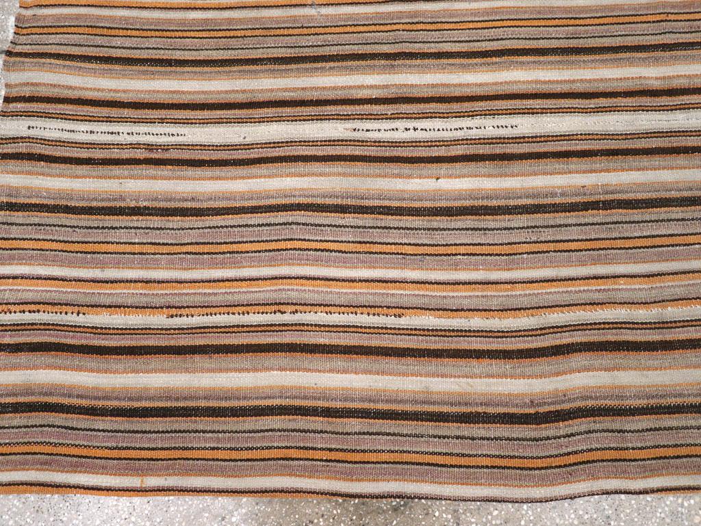 Tappeto turco a trama piatta Kilim quadrato della metà del 20° secolo, formato ROOMS In condizioni ottime in vendita a New York, NY