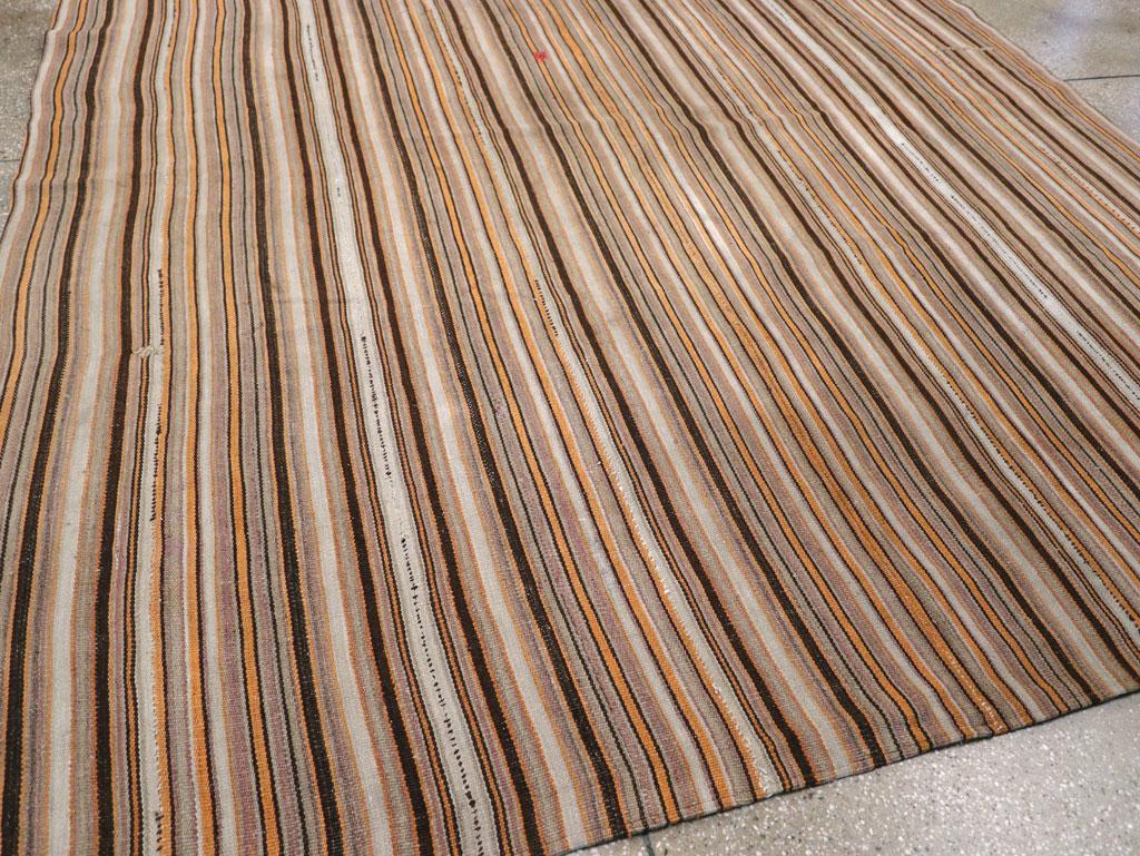 XX secolo Tappeto turco a trama piatta Kilim quadrato della metà del 20° secolo, formato ROOMS in vendita
