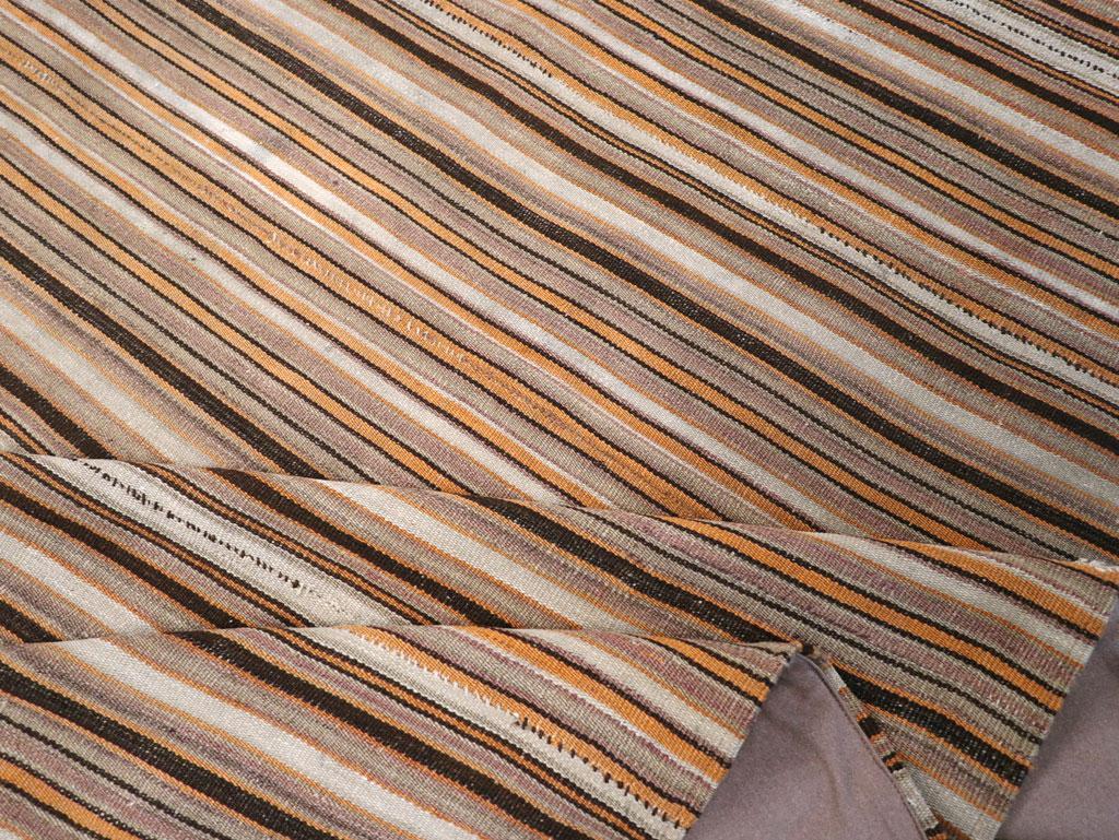 Lana Tappeto turco a trama piatta Kilim quadrato della metà del 20° secolo, formato ROOMS in vendita
