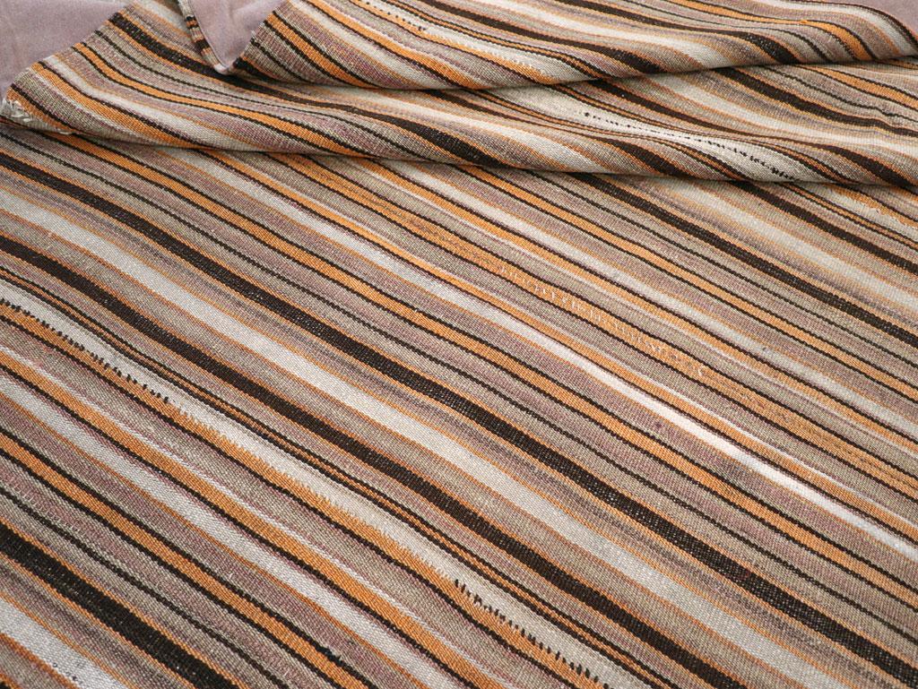 Tappeto turco a trama piatta Kilim quadrato della metà del 20° secolo, formato ROOMS in vendita 1