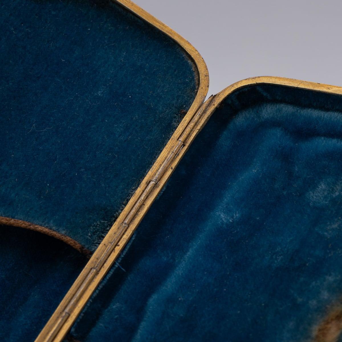 Astuccio per occhiali in argento massiccio dorato turco della metà del XX secolo c.1940 in vendita 4
