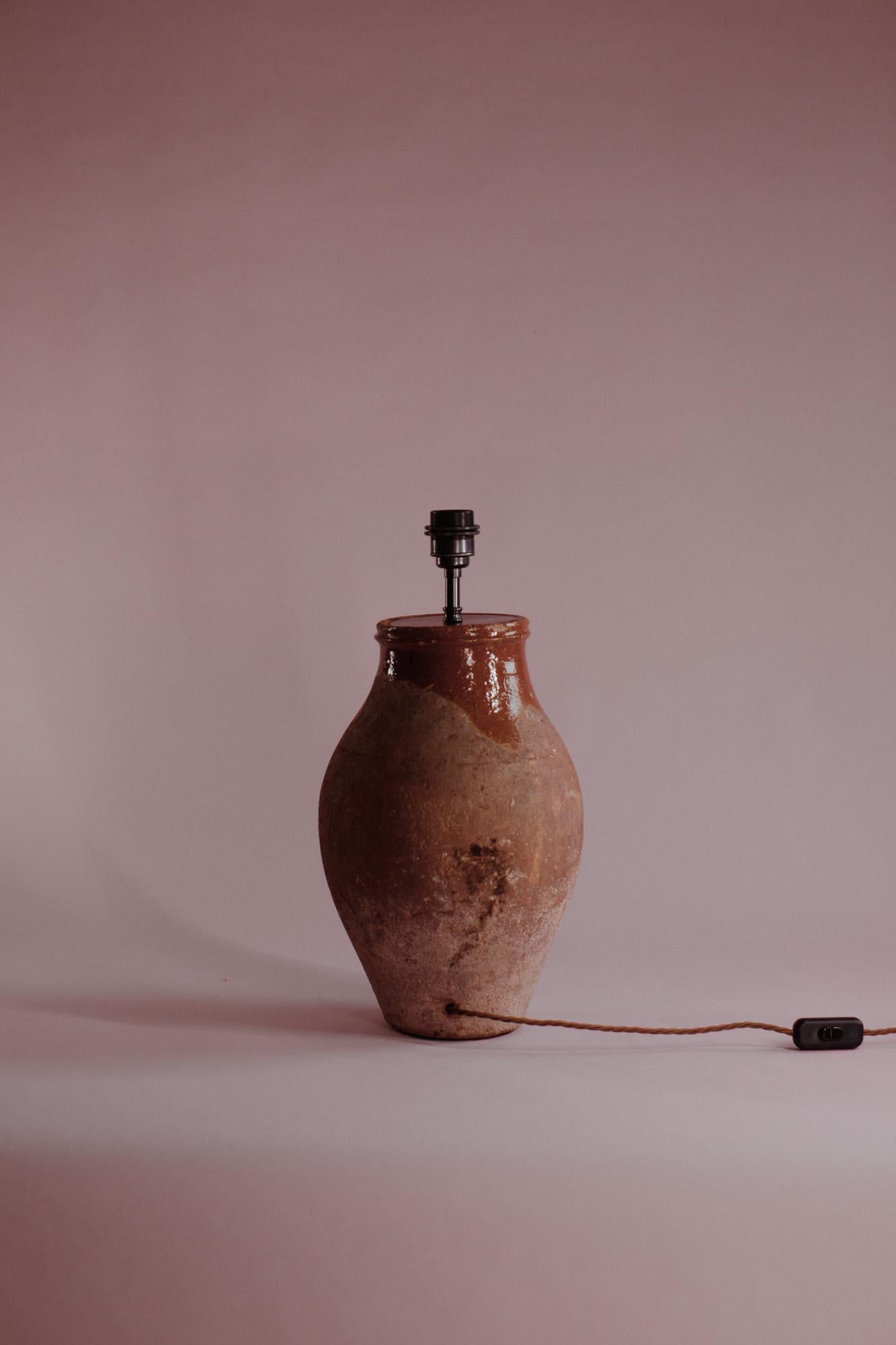 Primitif Lampe de table en terre cuite émaillée turque du milieu du XXe siècle en vente