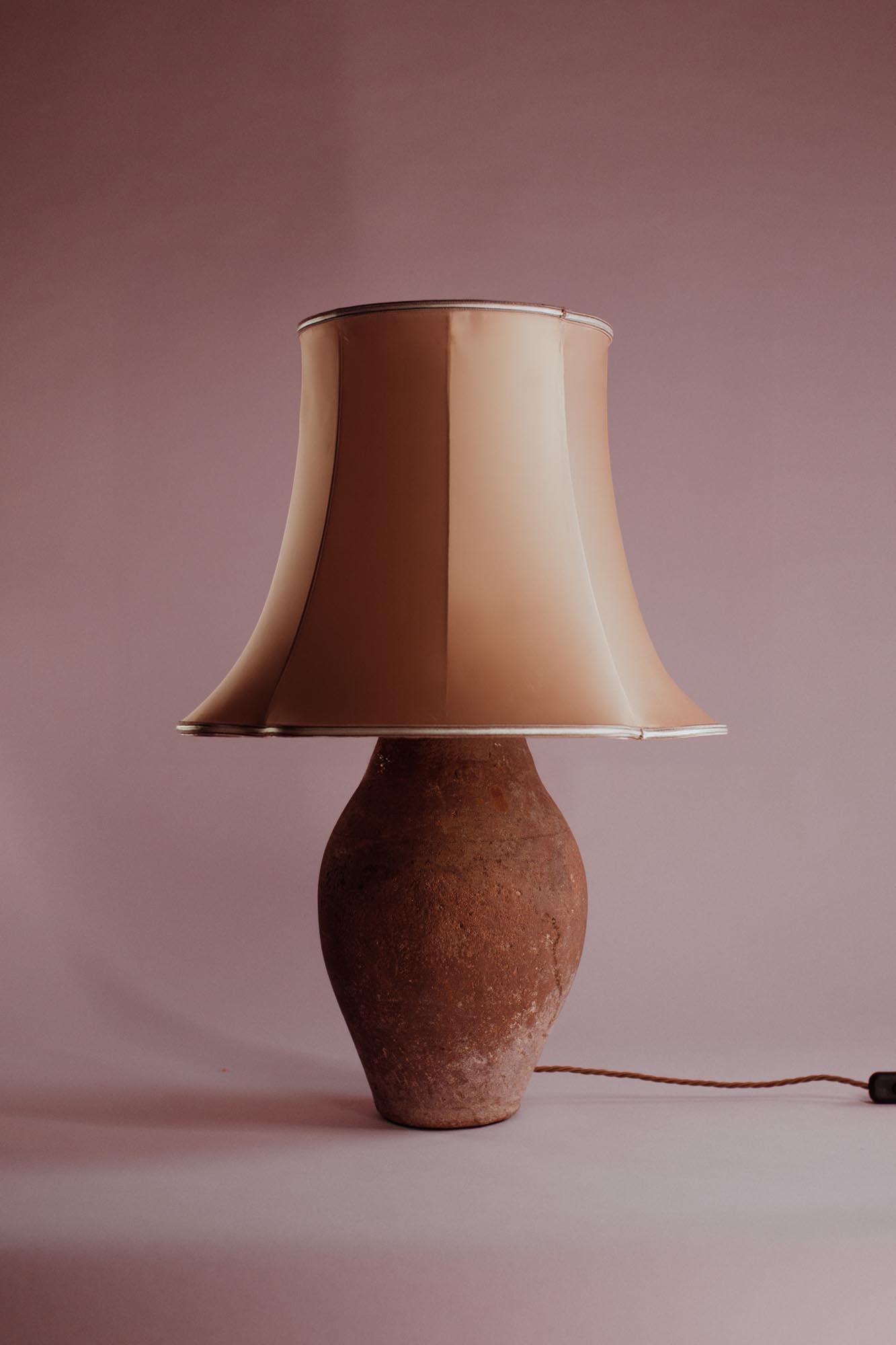 Turc Lampe de table en terre cuite émaillée turque du milieu du XXe siècle en vente