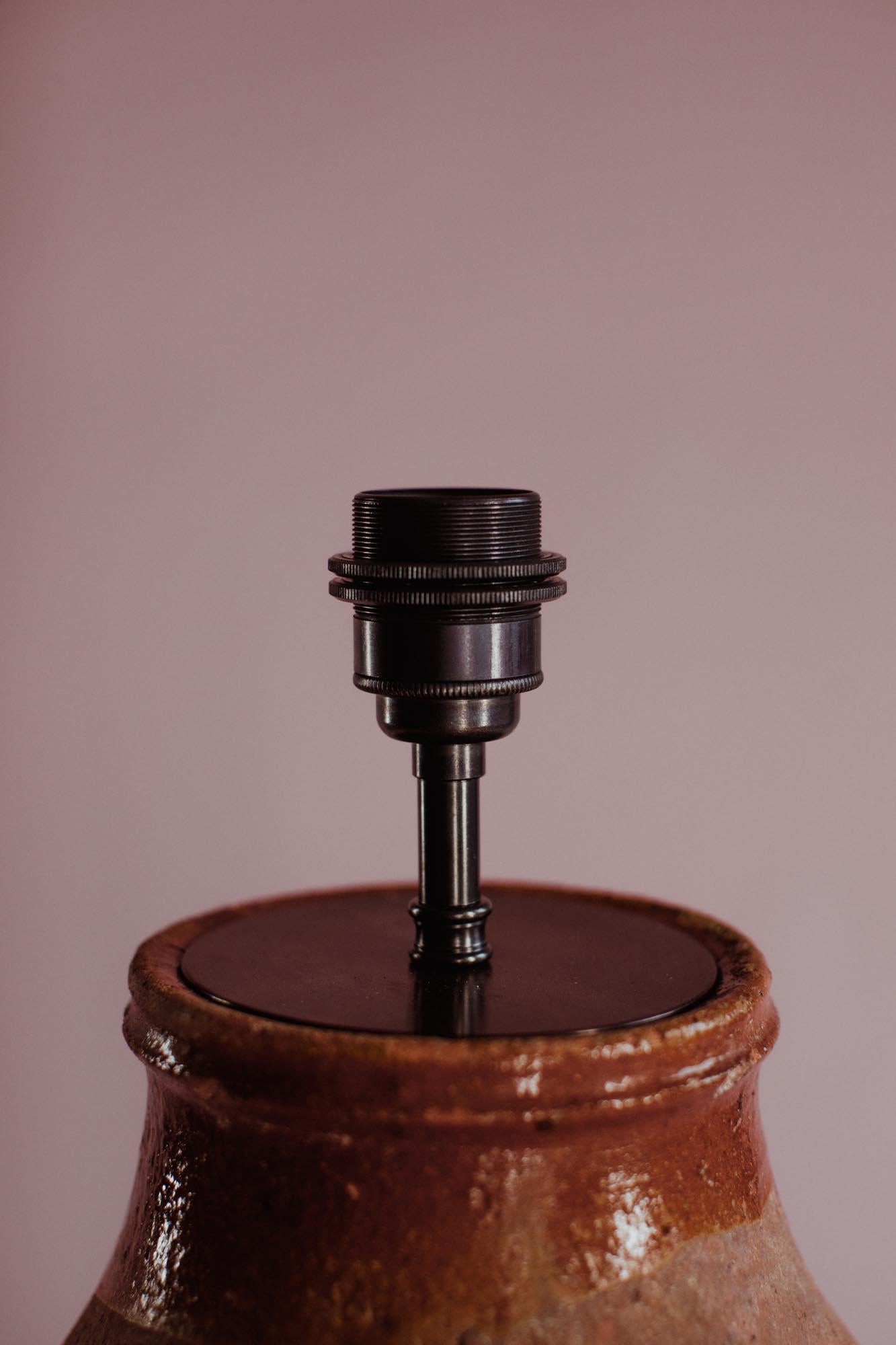 Sculpté à la main Lampe de table en terre cuite émaillée turque du milieu du XXe siècle en vente
