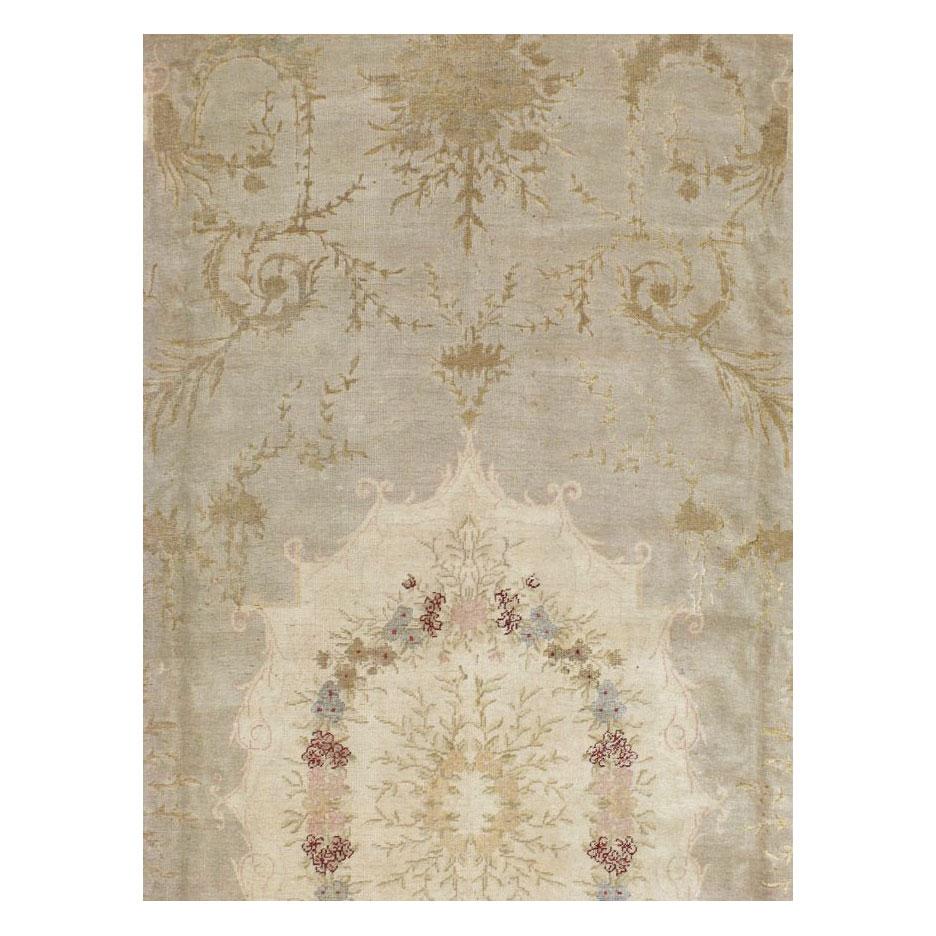 Ein türkischer Herekeh-Teppich in Zimmergröße, der Mitte des 20. Jahrhunderts handgefertigt wurde. Das Muster ist von klassischen französischen Savonnerie- und Aubusson-Teppichen inspiriert.

Maße: 12' 3