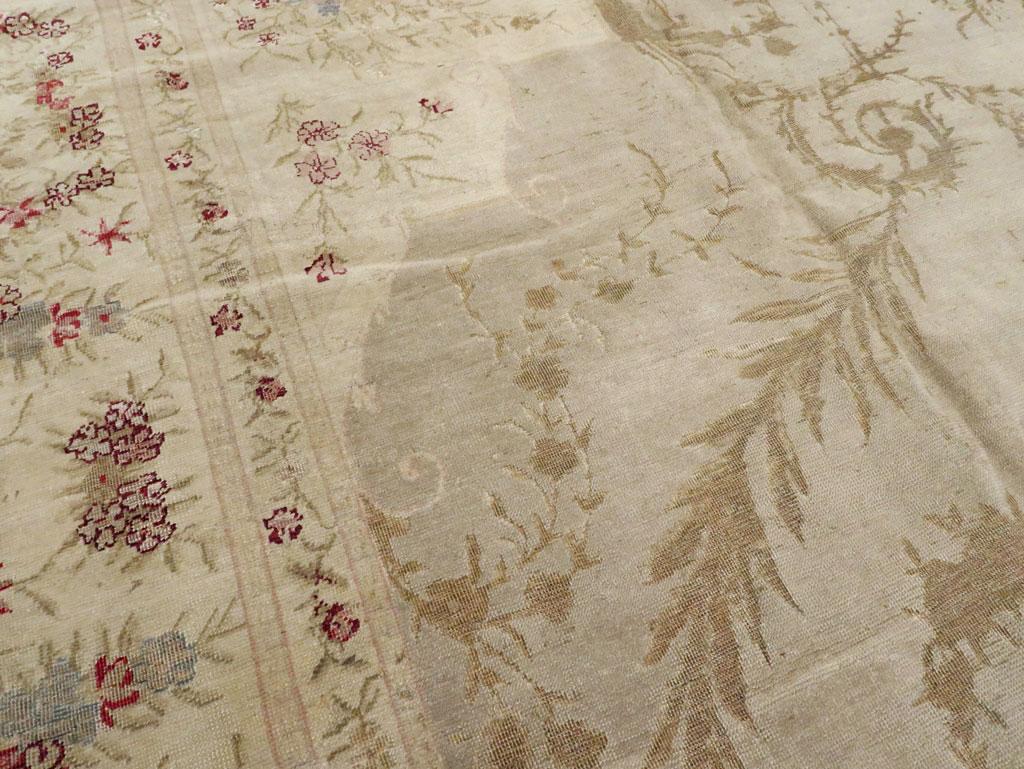 Großer türkischer Herekeh-Teppich in Zimmergröße im Aubusson-Stil aus der Mitte des 20. Jahrhunderts (Wolle) im Angebot