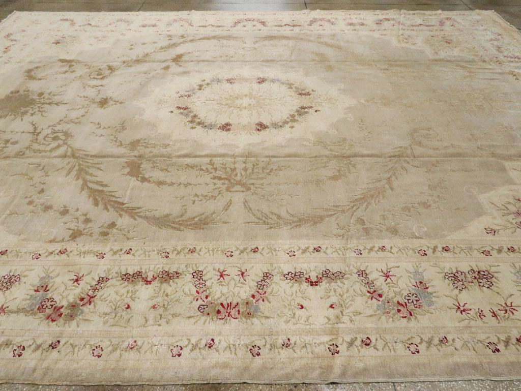 Großer türkischer Herekeh-Teppich in Zimmergröße im Aubusson-Stil aus der Mitte des 20. Jahrhunderts im Angebot 1