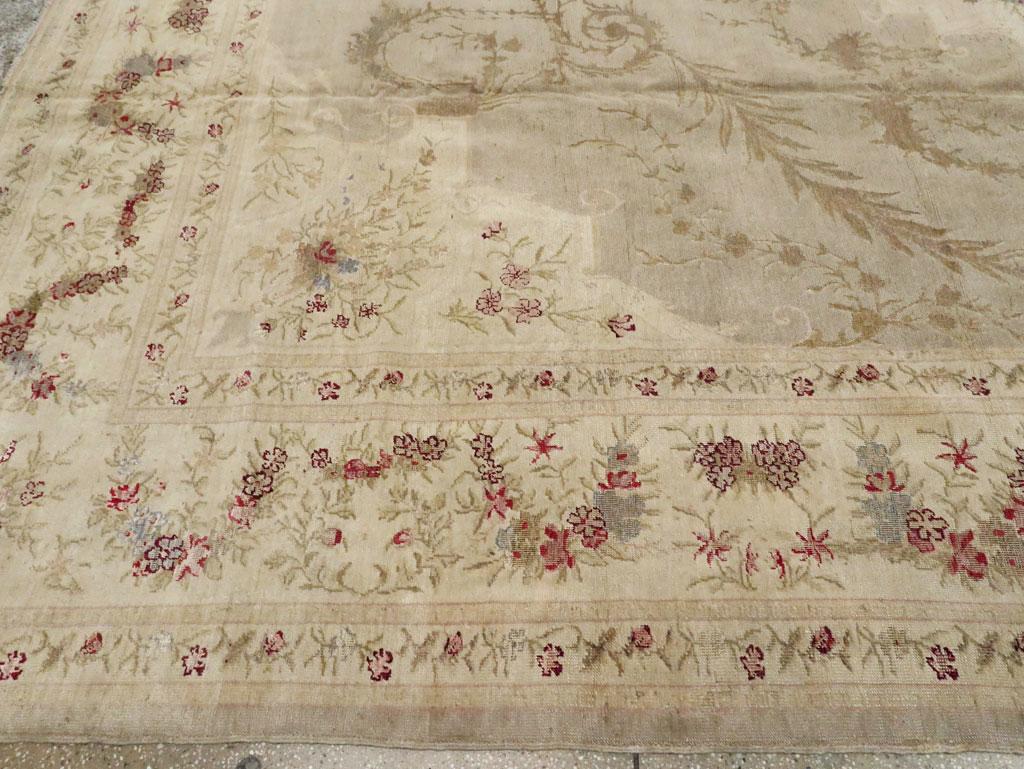 Großer türkischer Herekeh-Teppich in Zimmergröße im Aubusson-Stil aus der Mitte des 20. Jahrhunderts im Angebot 2