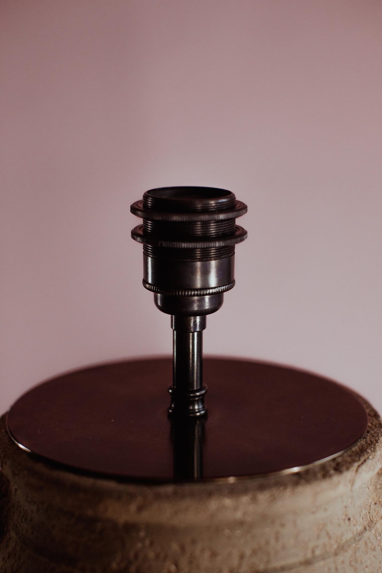 Verschönern Sie Ihren Raum mit dieser exquisiten türkischen Kanne in Moosgrün, einem zeitlosen Artefakt aus dem Anatolien des 20. Jahrhunderts, einer Region, die für ihre reiche Töpfertradition und handwerkliche Kunstfertigkeit bekannt ist.