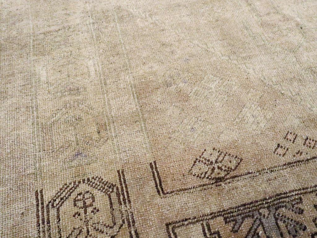 Turc Tapis d'accent turc Oushak du milieu du 20e siècle en vente