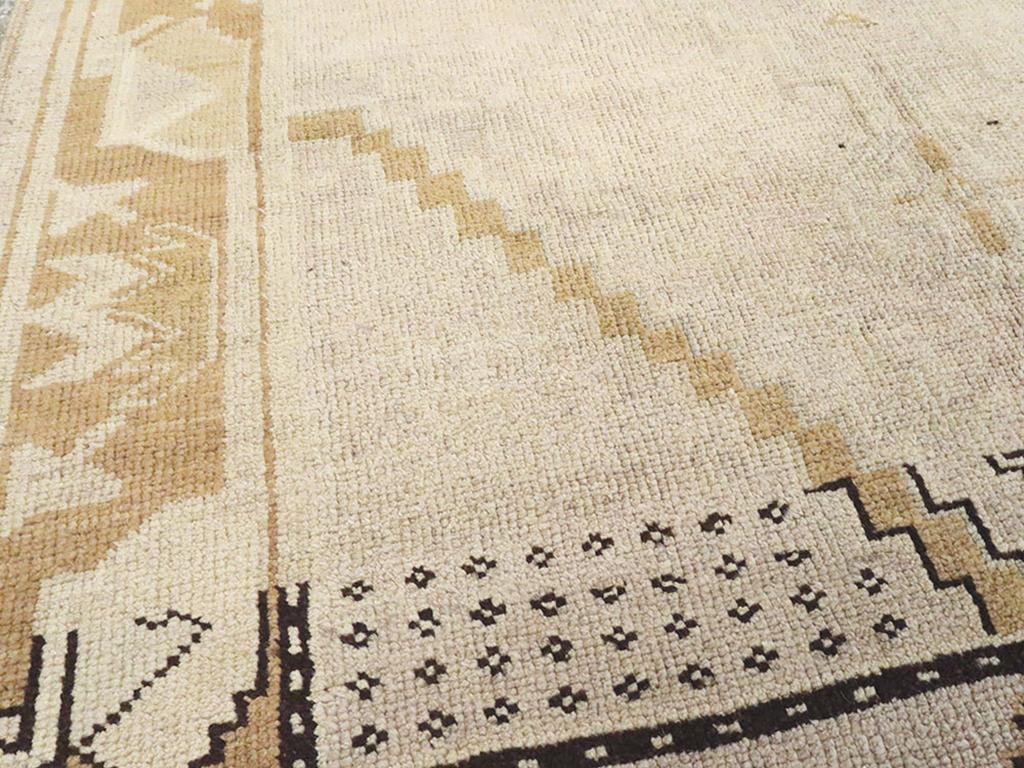 Turc Tapis d'accent turc Oushak du milieu du 20e siècle en vente