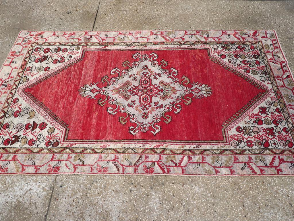 Noué à la main Tapis d'accent turc Oushak du milieu du 20e siècle en vente
