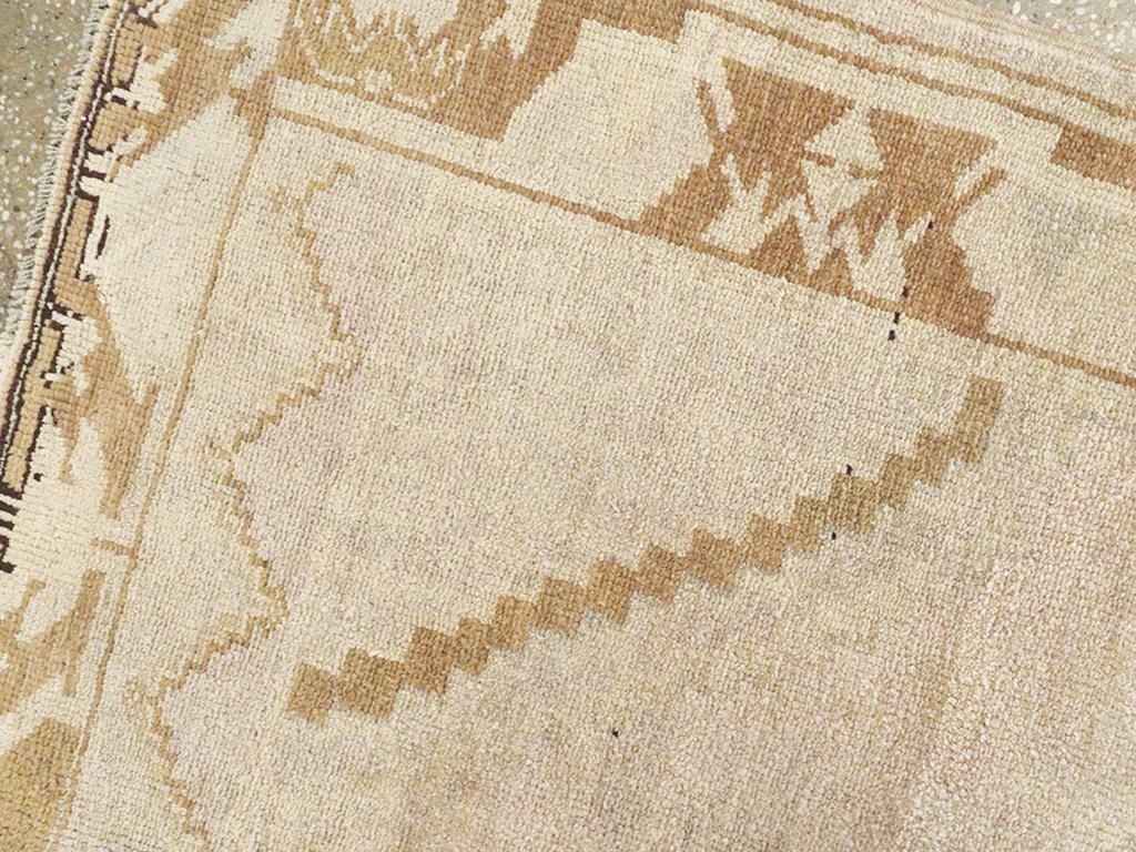 Noué à la main Tapis d'accent turc Oushak du milieu du 20e siècle en vente