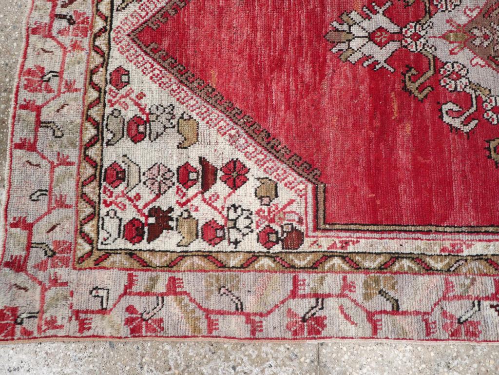Tapis d'accent turc Oushak du milieu du 20e siècle Excellent état - En vente à New York, NY