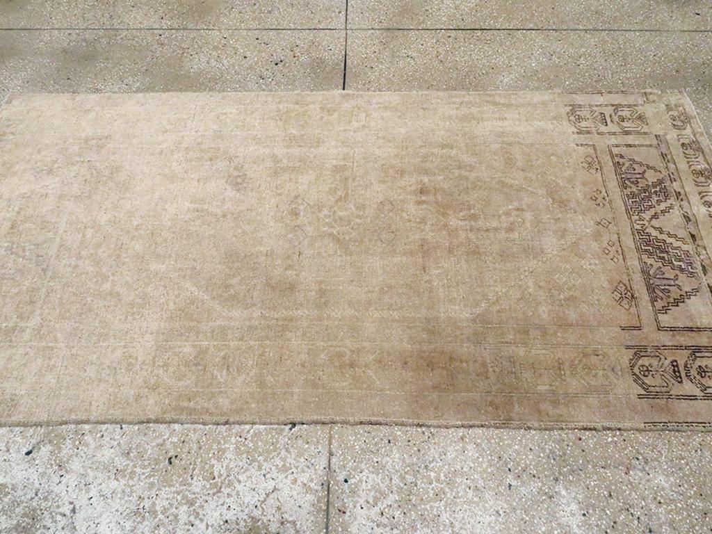 Tapis d'accent turc Oushak du milieu du 20e siècle Excellent état - En vente à New York, NY