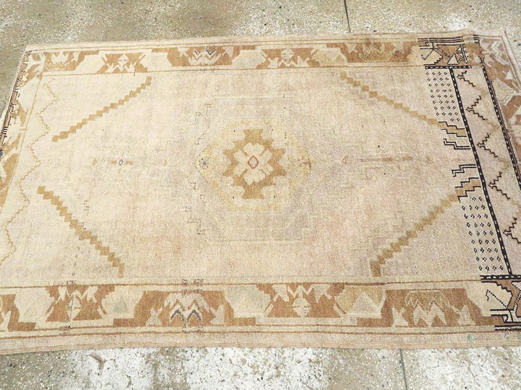 Tapis d'accent turc Oushak du milieu du 20e siècle Excellent état - En vente à New York, NY