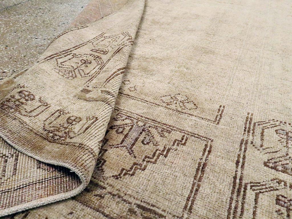 20ième siècle Tapis d'accent turc Oushak du milieu du 20e siècle en vente