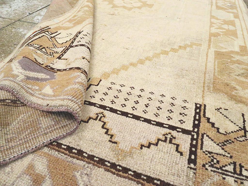 20ième siècle Tapis d'accent turc Oushak du milieu du 20e siècle en vente