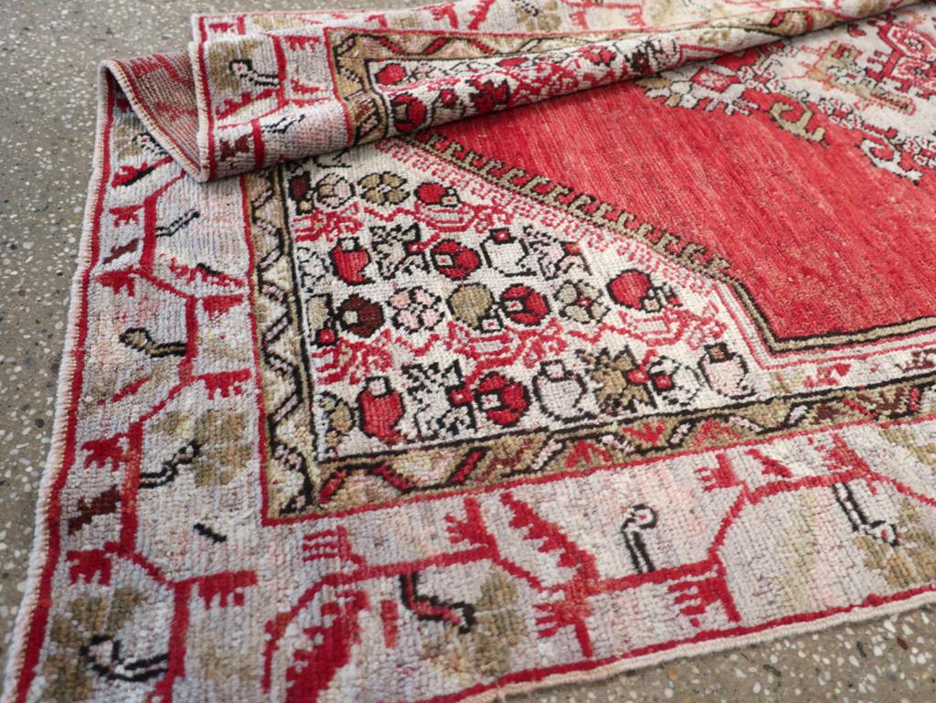 Tapis d'accent turc Oushak du milieu du 20e siècle en vente 1