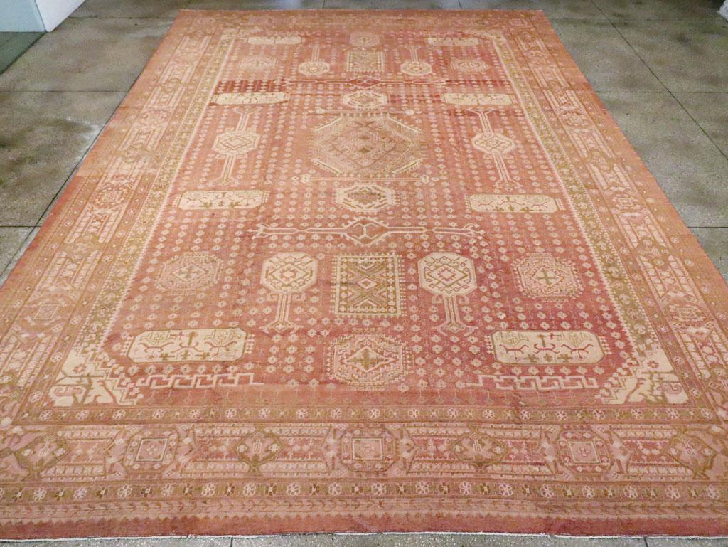 El campo marrón claro de esta alfombra turca de principios del siglo XX muestra un octógono central con rectángulos de diseño ascendente más pequeños, cartuchos aplanados y octógonos menores. El dibujo parece vagamente del estilo de la Secesión