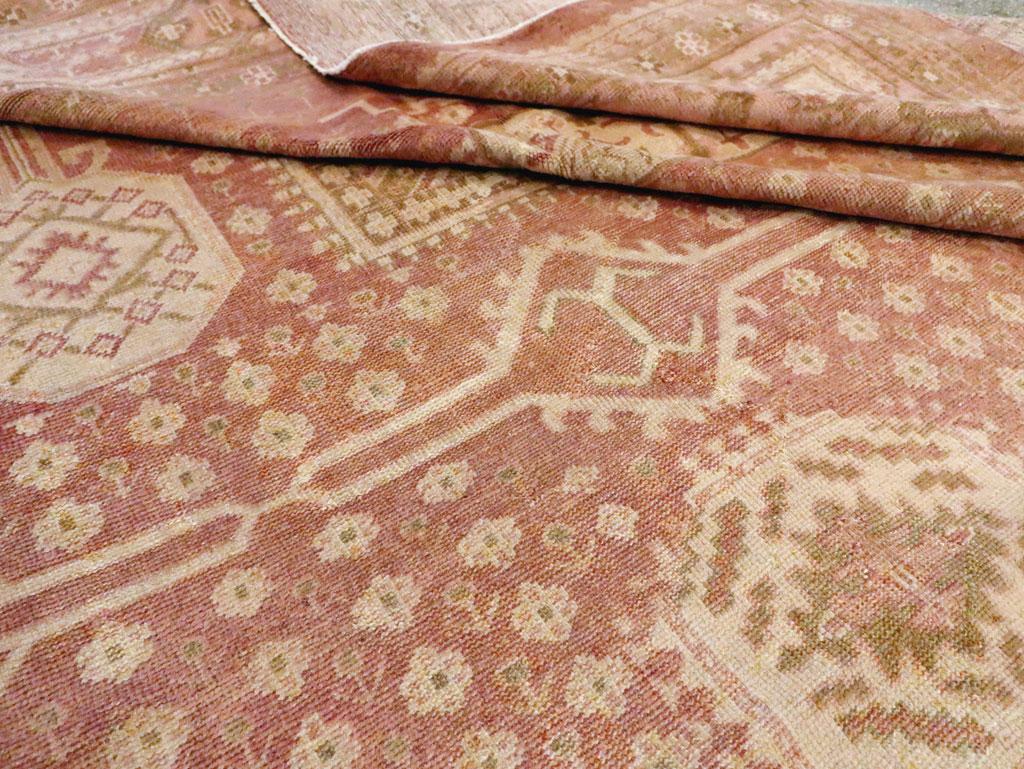 Alfombra grande turca Oushak de mediados del siglo XX en venta 1