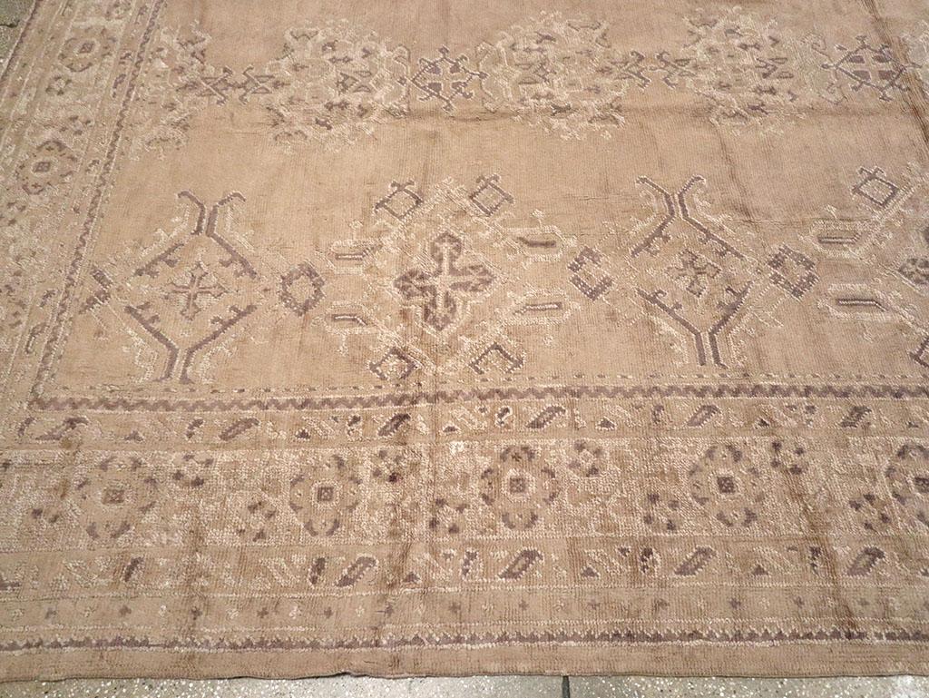 Türkischer Oushak-Teppich in Zimmergröße aus der Mitte des 20. Jahrhunderts (Wolle) im Angebot