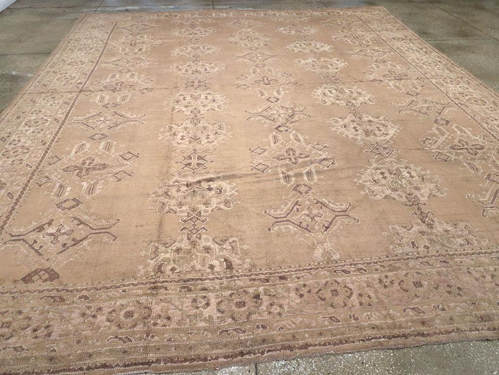 Türkischer Oushak-Teppich in Zimmergröße aus der Mitte des 20. Jahrhunderts im Angebot 1