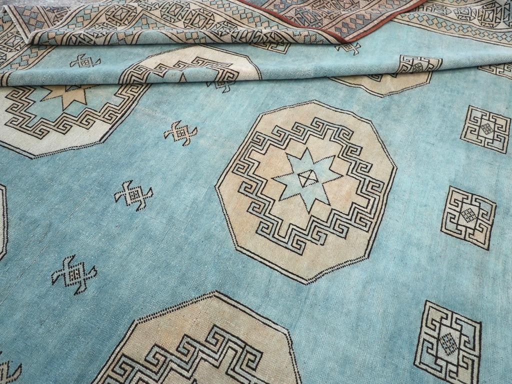 Türkischer Oushak-Teppich in Zimmergröße aus der Mitte des 20. Jahrhunderts im Angebot 3