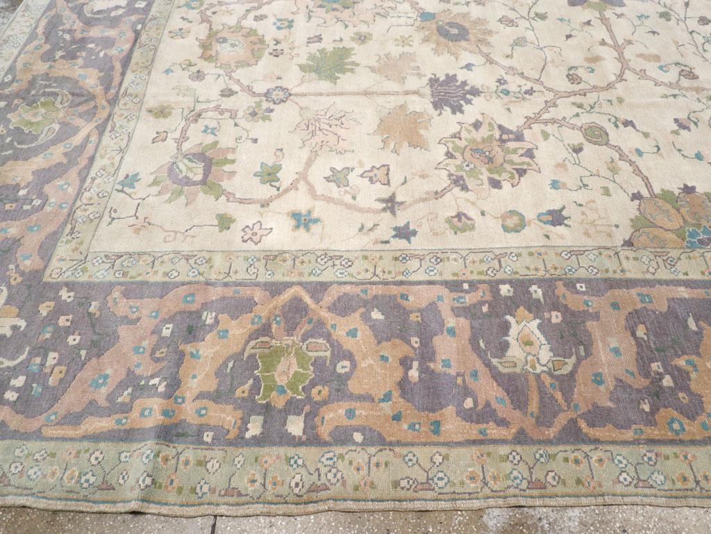 Alfombra turca Oushak de mediados del siglo XX de gran tamaño cuadrada para habitaciones en Excelente estado para la venta en New York, NY