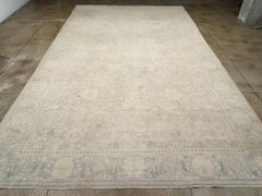 Galerie Shabab Collection Mitte des 20. Jahrhunderts Türkischer Oushak-Teppich in Übergröße