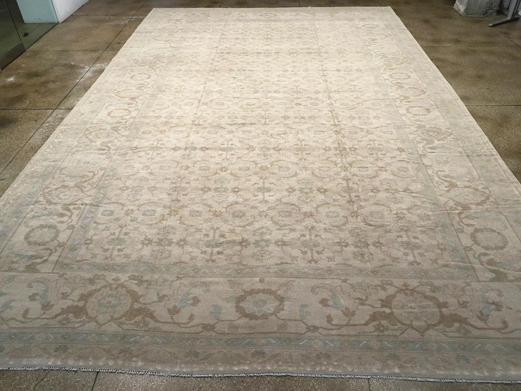 Un tappeto vintage Oushak oversize realizzato a mano nella metà del XX secolo.

Misure: 14' 1