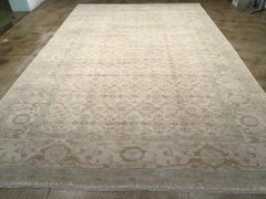 Galerie Shabab Collection Mitte des 20. Jahrhunderts Türkischer Oushak-Teppich in Übergröße