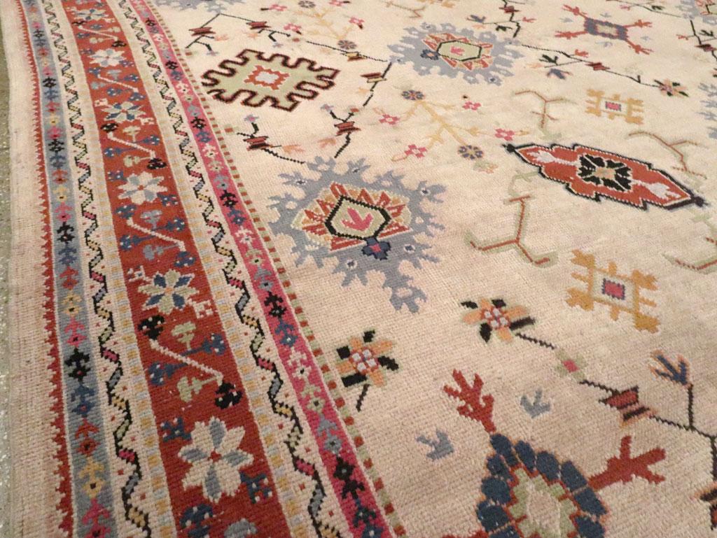 Mitte des 20. Jahrhunderts Türkischer Oushak-Teppich in Zimmergröße (Handgeknüpft) im Angebot