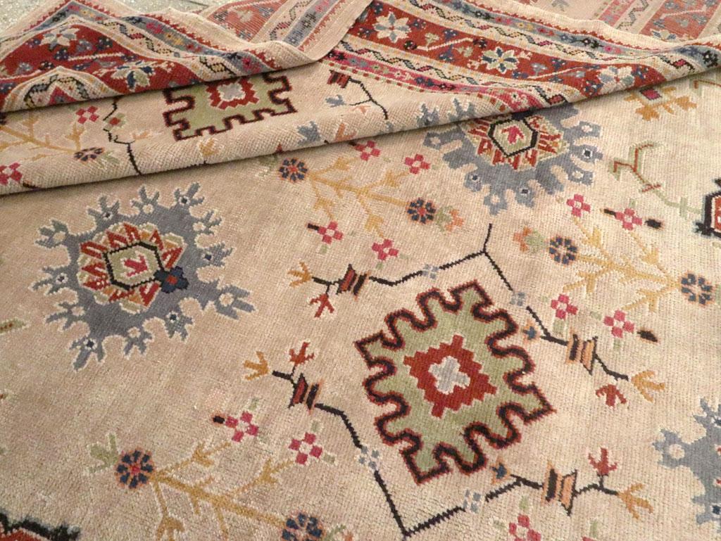 Mitte des 20. Jahrhunderts Türkischer Oushak-Teppich in Zimmergröße im Angebot 2
