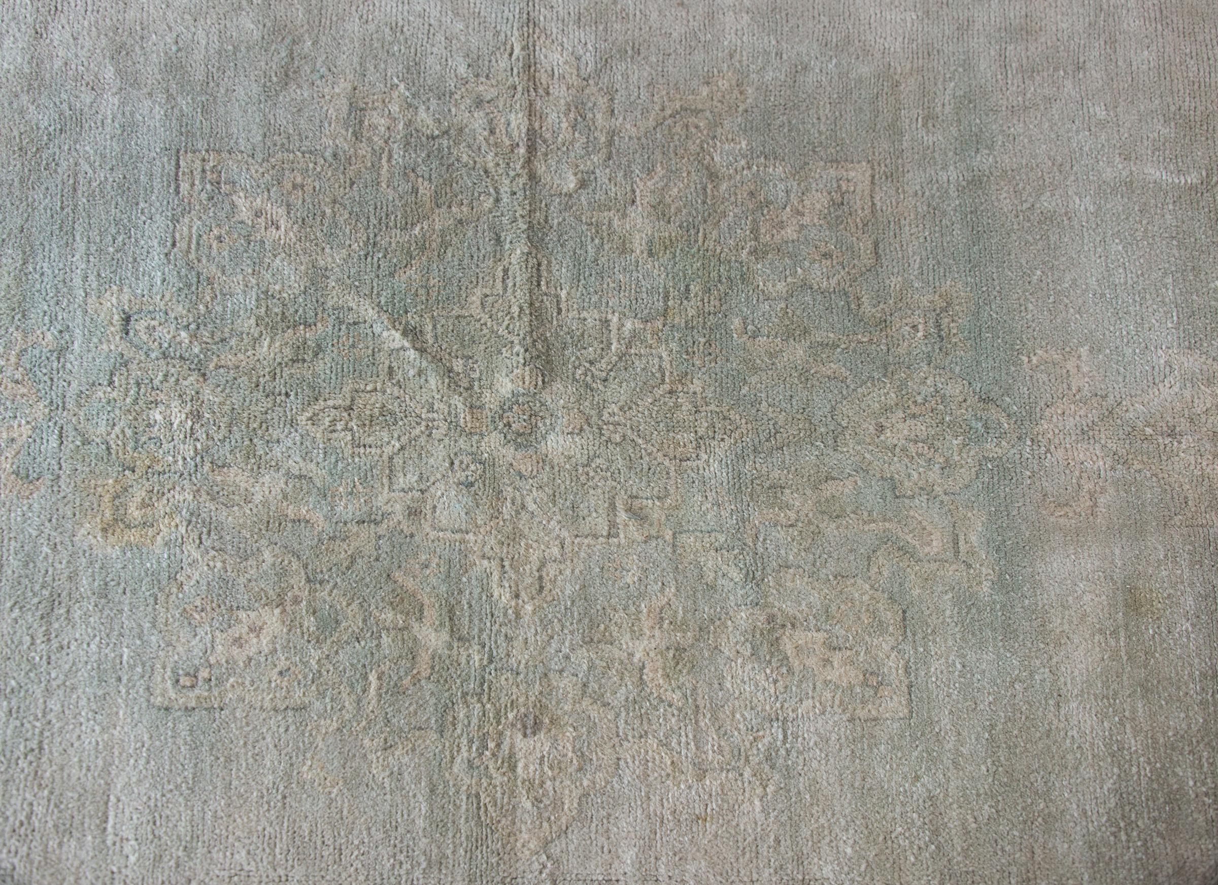 Türkischer Oushak-Teppich aus der Mitte des 20. Jahrhunderts (Handgeknüpft) im Angebot
