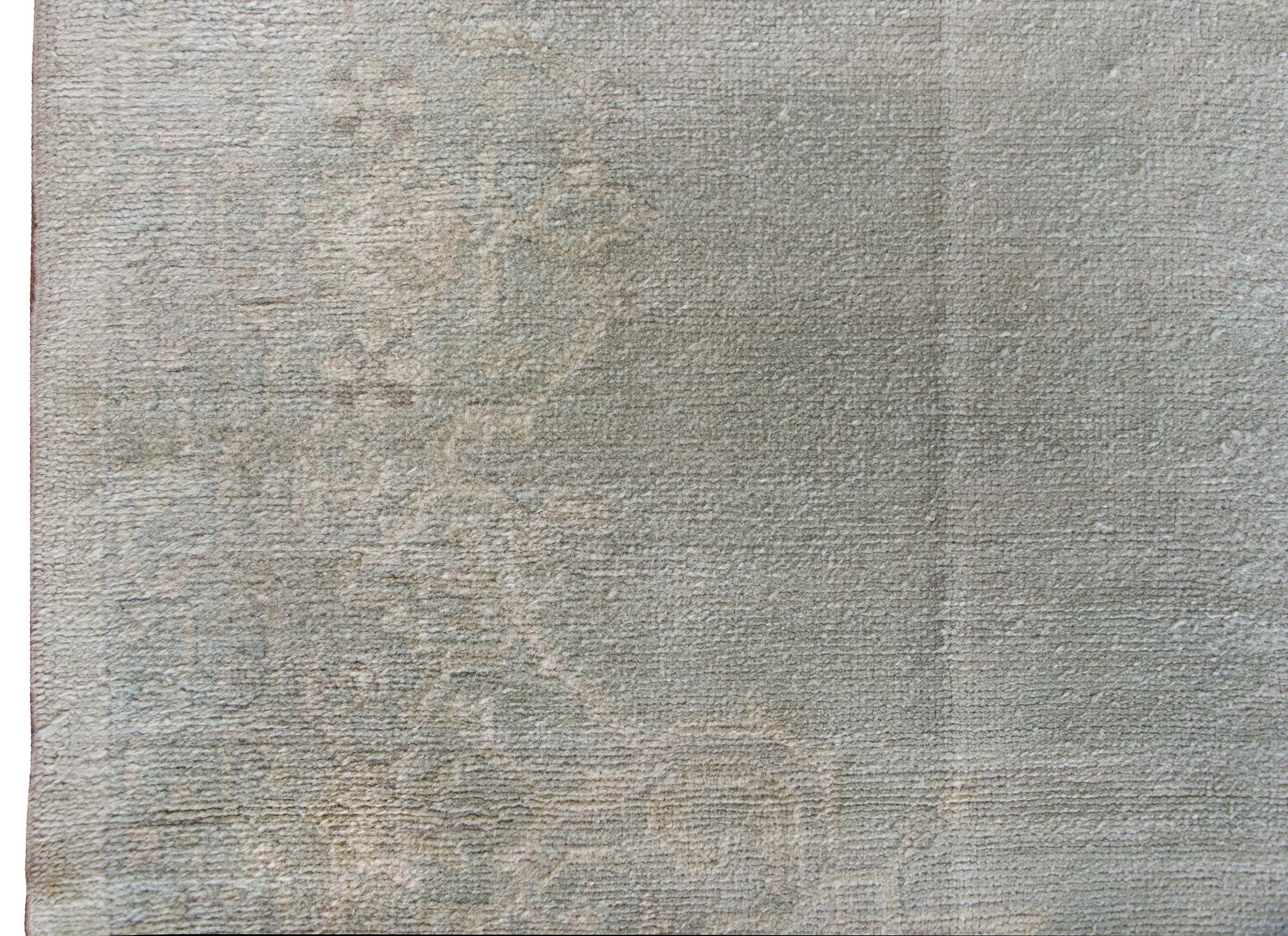 Türkischer Oushak-Teppich aus der Mitte des 20. Jahrhunderts (Wolle) im Angebot
