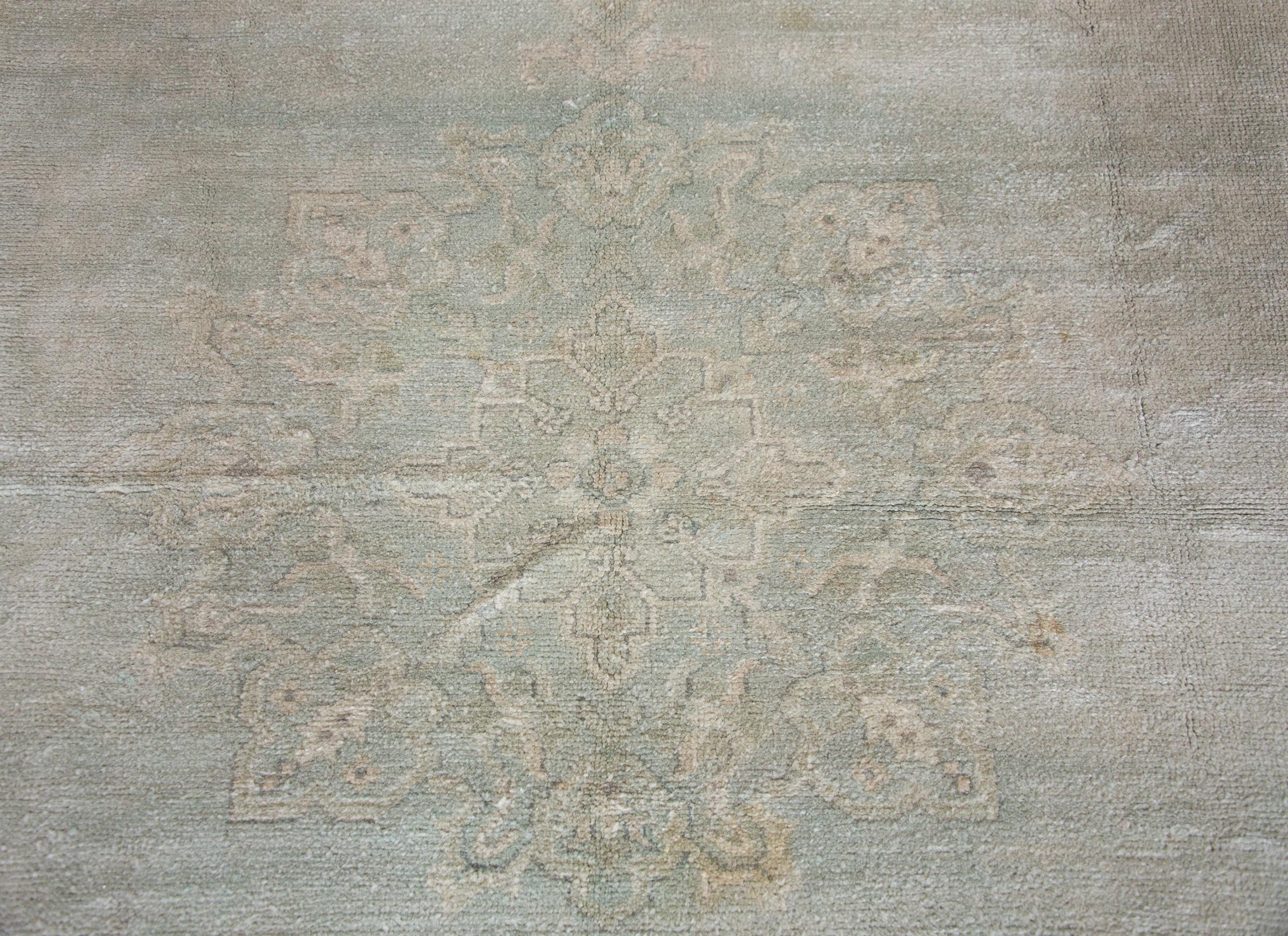 Türkischer Oushak-Teppich aus der Mitte des 20. Jahrhunderts im Angebot 2