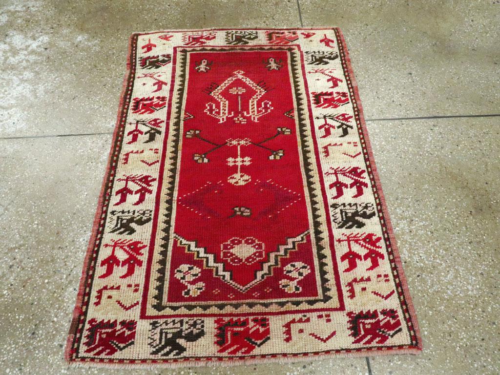 Ein türkischer Oushak-Teppich, handgefertigt in der Mitte des 20. Jahrhunderts.

Maße: 2' 8
