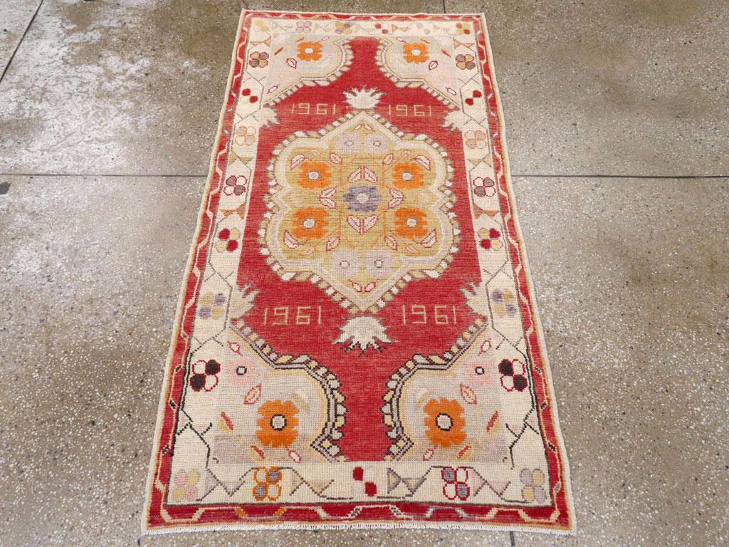 Ein alter türkischer Oushak-Teppich. Dieses Erdbeerfeld mit vierfacher Datierung aus dem Jahr 1961 hat ein gelapptes und hängendes Medaillon mit innenliegenden Sträußchenornamenten und passenden lila Ecken. Die elfenbeinfarbene Umrandung besteht aus