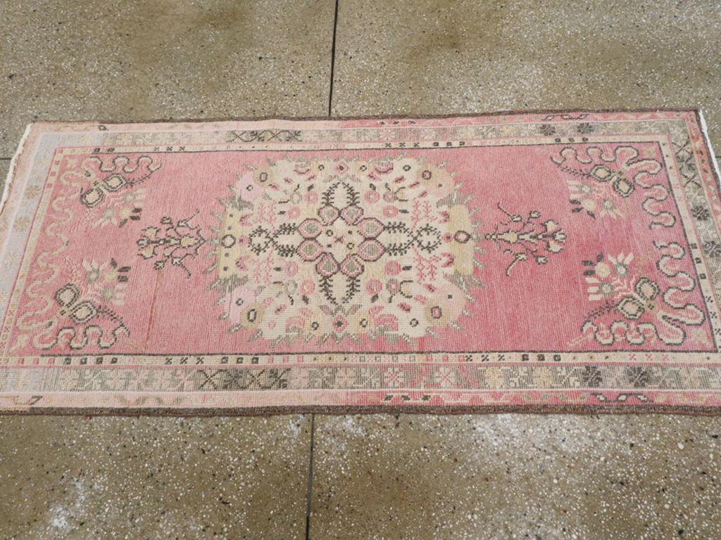 Alfombra turca Oushak de mediados del siglo XX en Excelente estado para la venta en New York, NY