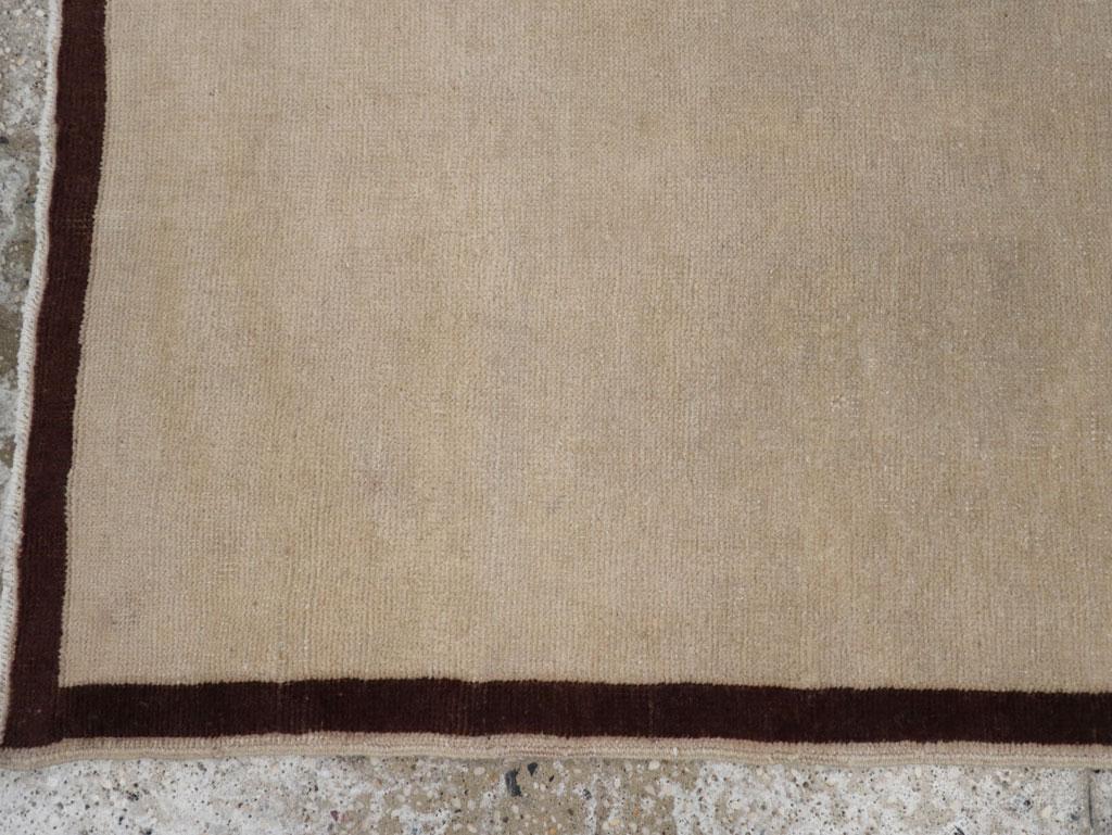 Alfombra turca Oushak de mediados del siglo XX en Excelente estado para la venta en New York, NY