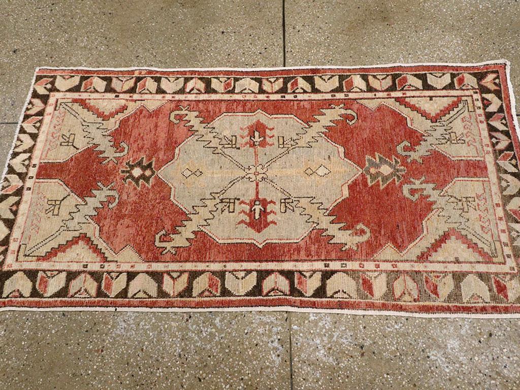 Tapis Oushak turc du milieu du 20e siècle Excellent état - En vente à New York, NY