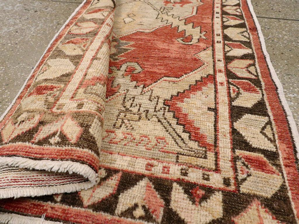 20ième siècle Tapis Oushak turc du milieu du 20e siècle en vente