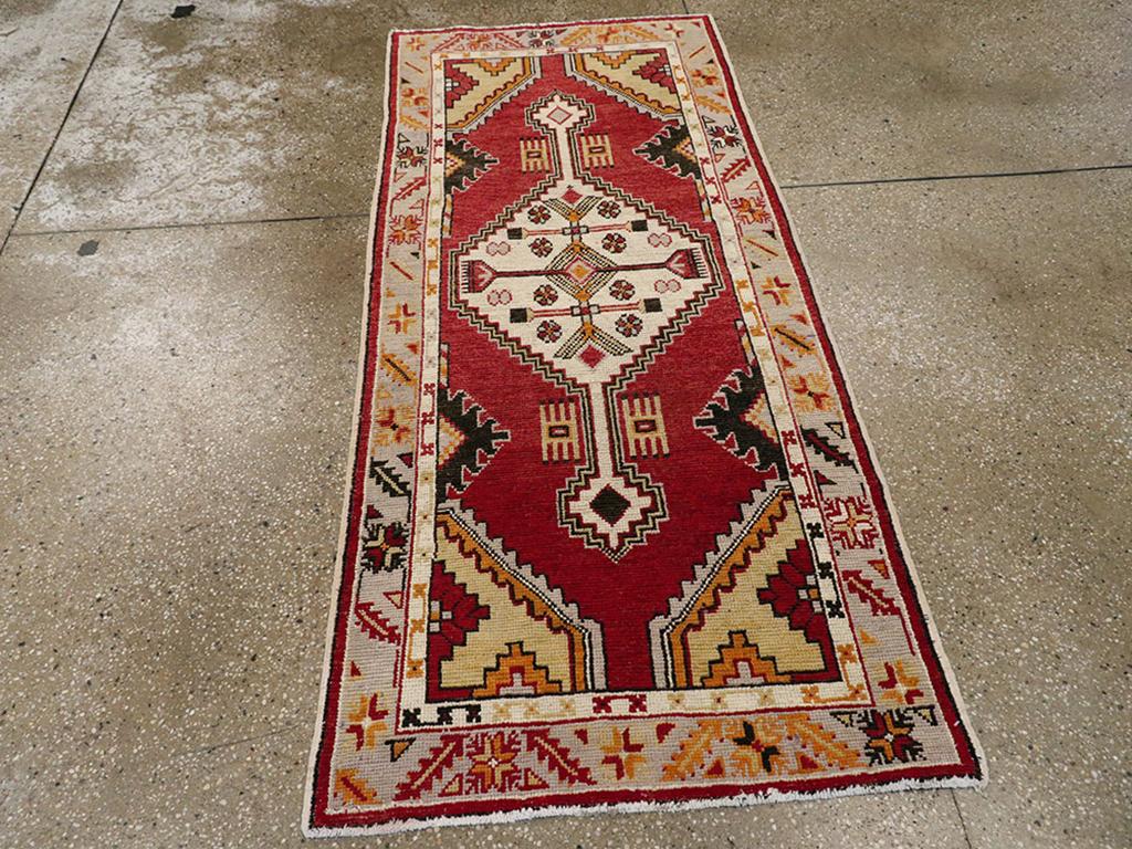 Türkischer Oushak-Würfelteppich aus der Mitte des 20. (Wolle) im Angebot