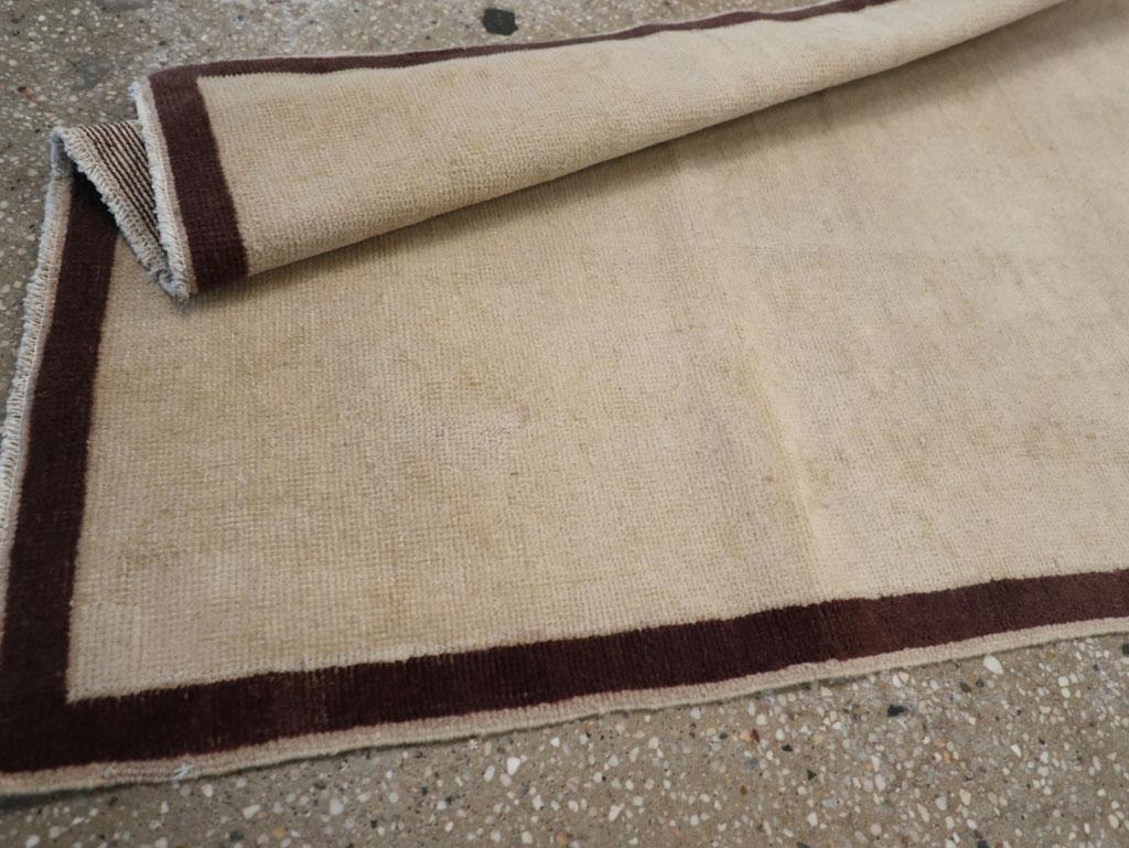 Alfombra turca Oushak de mediados del siglo XX en venta 2
