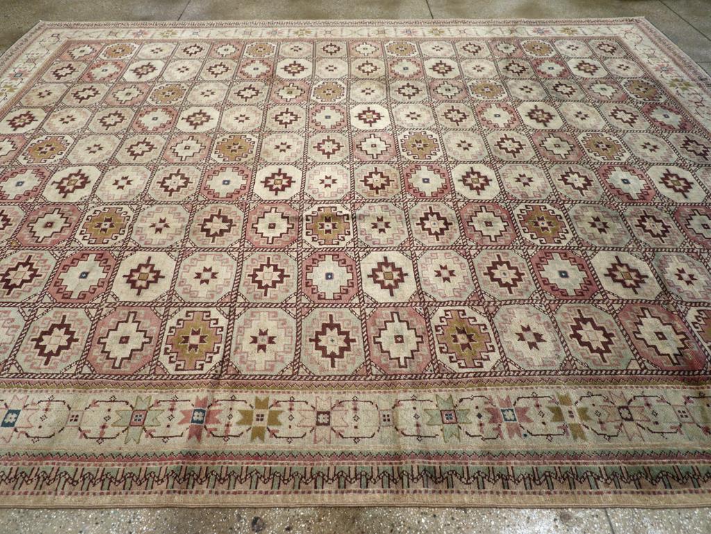 Annodato a mano Tappeto turco Oushak tribale di ispirazione Turkoman della metà del 20° secolo, di dimensioni pari a quelle di una stanza in vendita